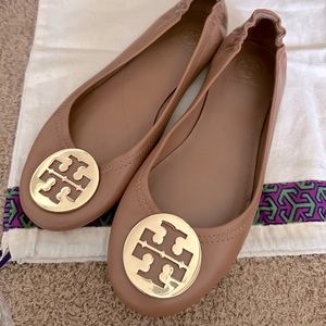 Euc Tory Burch Minnie flats in tan